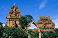 Decouverte du Vietnam a velo, visite des ruines antiques cham
