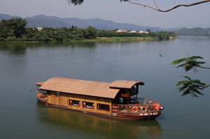 parfume river cruise hue vietnam