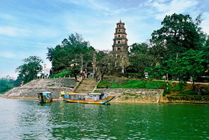 thien mu pagoda hue vietnam