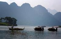 voyages vietnam: decouverte Nord est en moto, croisiere au lac thac ba 