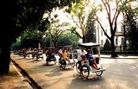 voyages vietnam: le nord-est du vietnam en moto, balade en cyclo-pousse hanoi
